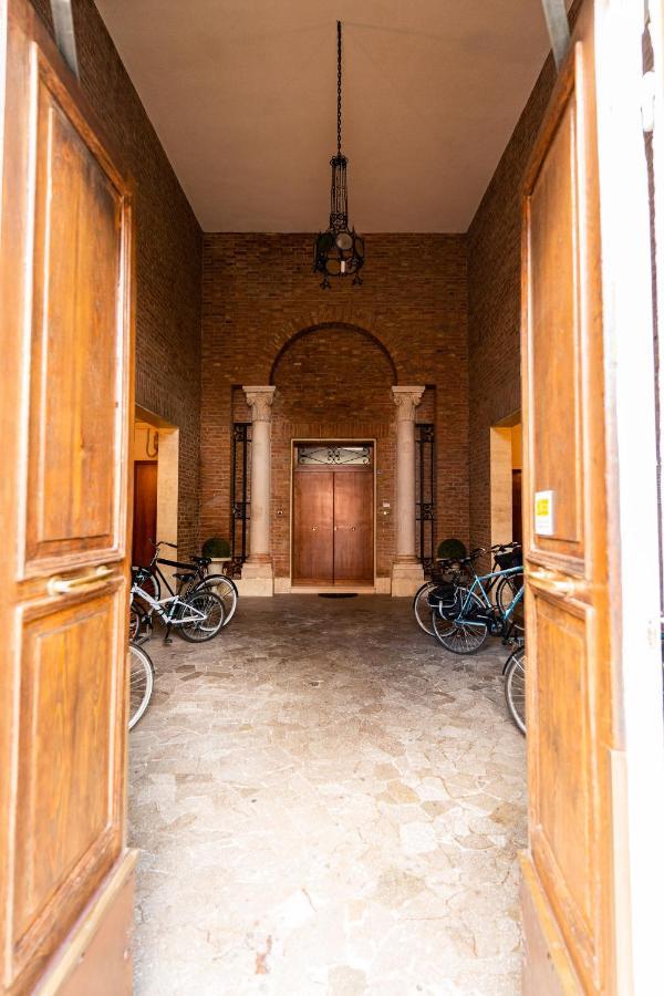 Sacrati 39 Apartment Ferrara Bagian luar foto